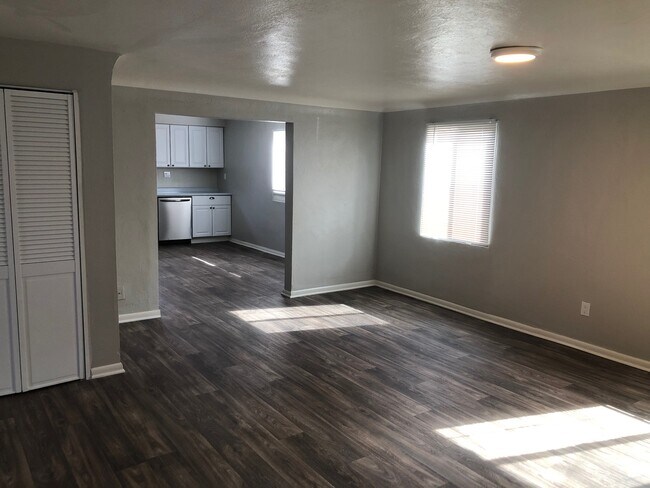 Building Photo - 920 E Montebello Ave