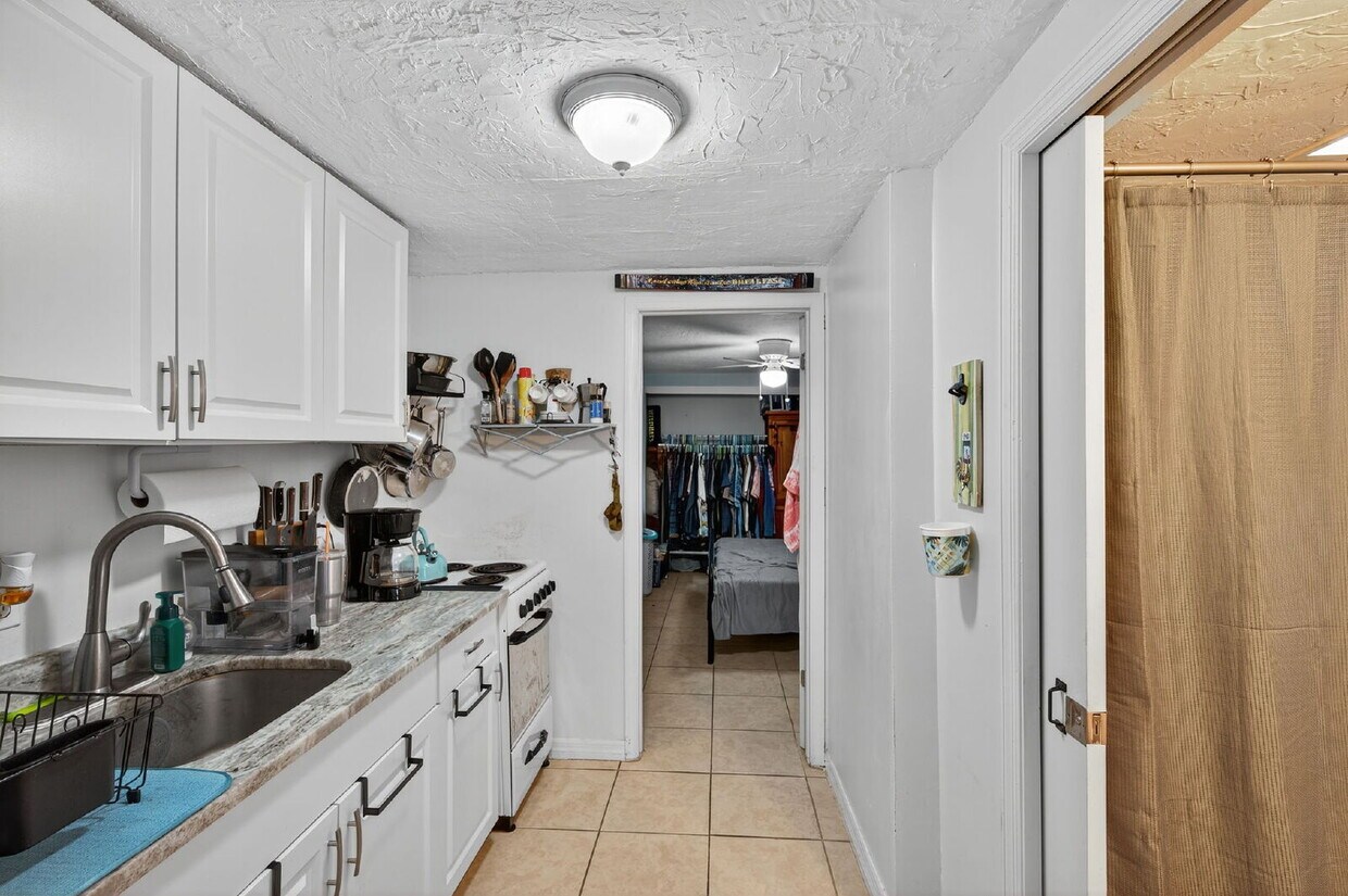 Foto del edificio - For Rent. One Bed One Bath Single Family Home