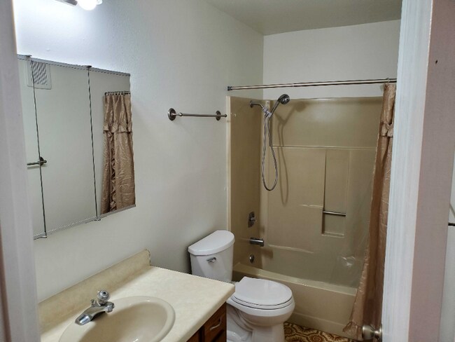 Building Photo - 806 Saddle Dr