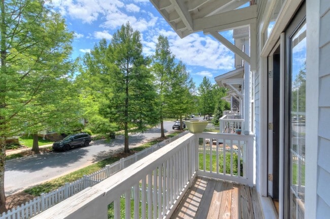 Building Photo - Highly Desirable 3-Story 3Br/3.5Bth 2-Car ...