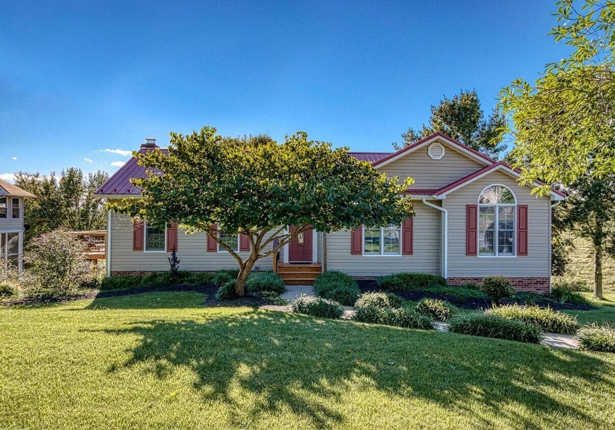 Primary Photo - Charming Four-Bedroom Home In Christiansbu...