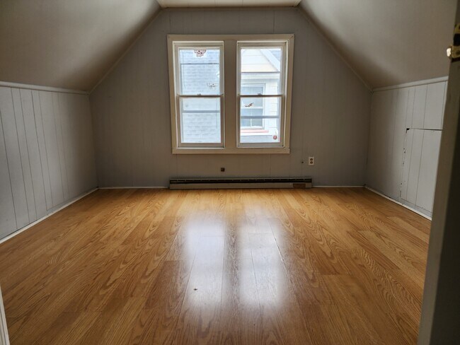 Building Photo - 385 Hague St