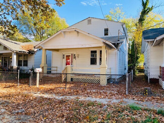 Foto del edificio - Very Spacious 5bdrm/2bth Bungalow Located in South Richmond w/Privacy Fenced Back Yard!!