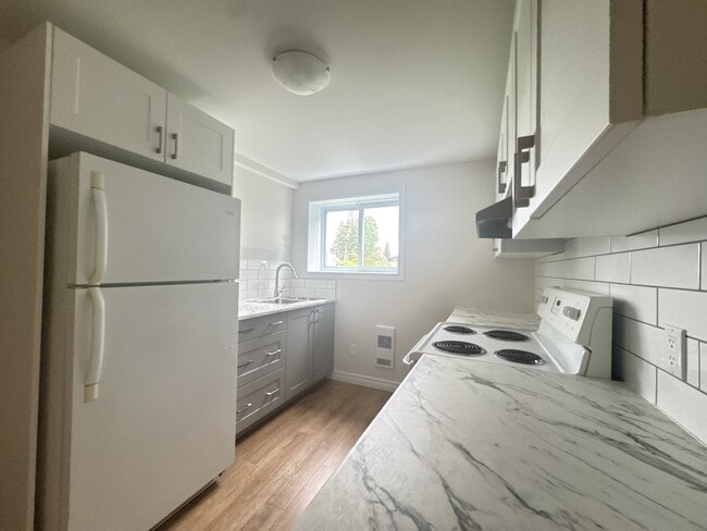Building Photo - 668 Lalonde St