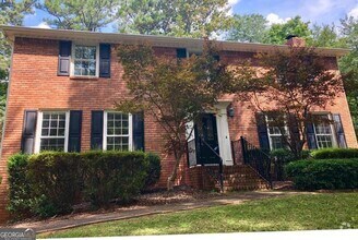 Building Photo - 2408 Crooked Tree Ct NE