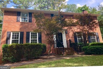 Building Photo - 2408 Crooked Tree Ct NE