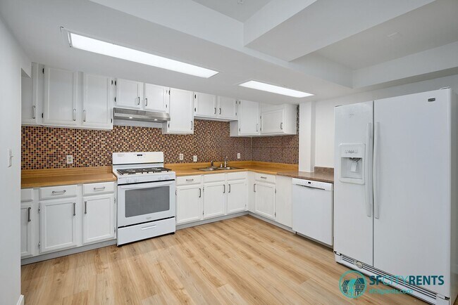 Building Photo - 592 39th Ave