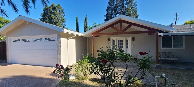 Puerta principal con garaje y entrada para vehículos. - 514 Osborn Ln