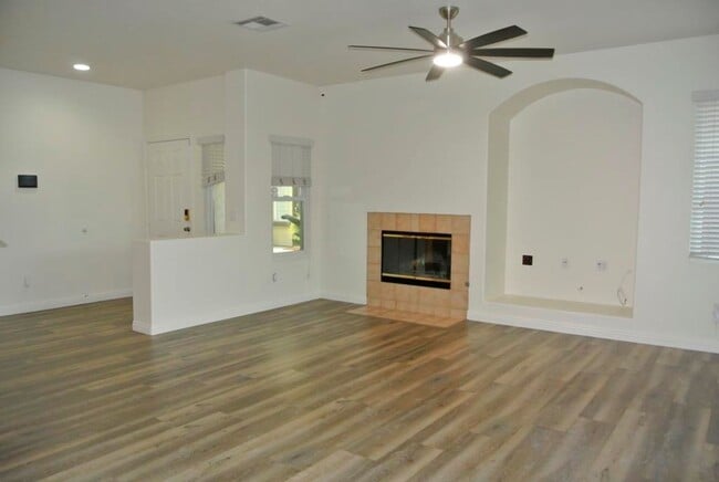 Foto del edificio - 4Bed/2.5Bath Home in the Brisbane complex~ Brisbane