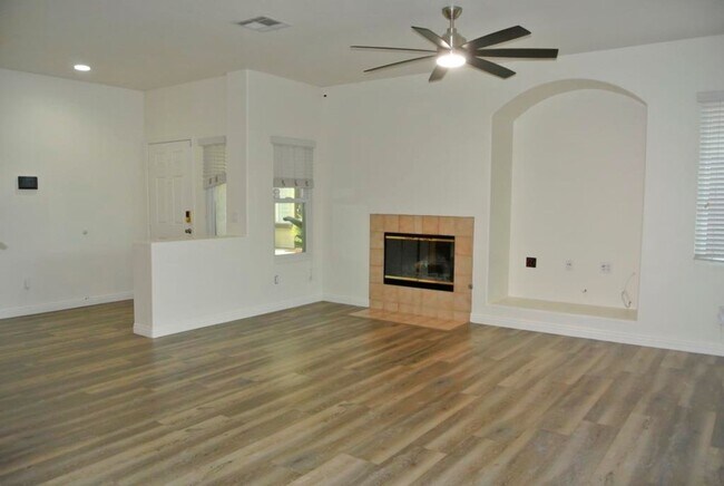 Building Photo - 4Bed/2.5Bath Home in the Brisbane complex~...