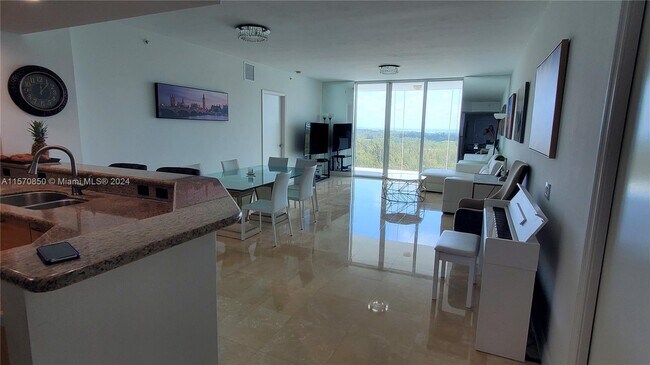 Foto del edificio - 14951 Royal Oaks Ln
