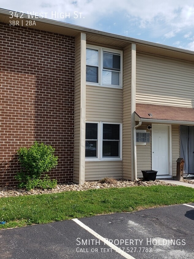 Primary Photo - 342 West High St. 3 Bed 1.5 Bath Townhome