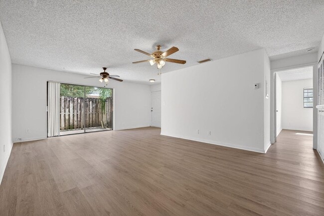 Building Photo - Lakeside Villas