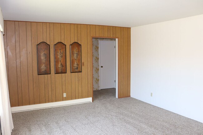 Building Photo - Owner pays all utilities including yard ca...