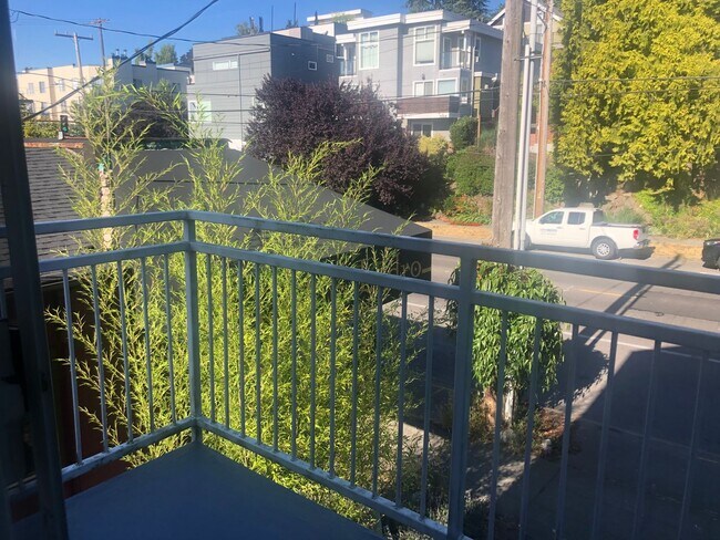 Foto del edificio - Walkable 2bd West Seattle Townhome w/Priva...