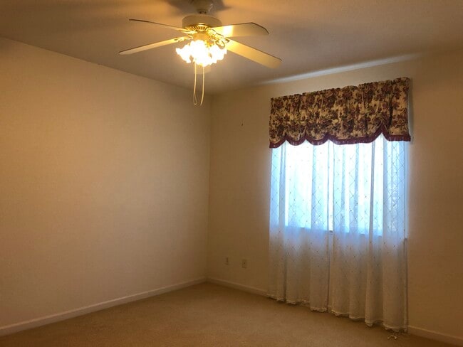 Building Photo - 11 Loganberry Ct