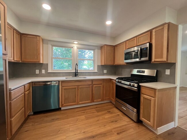 Foto del edificio - Updated 3 BR/2 BA home in a great Eagan ne...