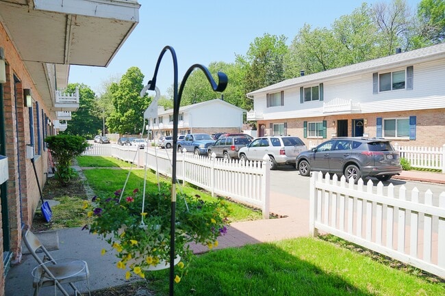 Building Photo - Woods Edge Townhomes