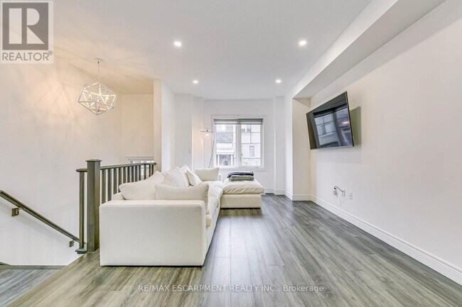 Building Photo - 28 Barley Ln