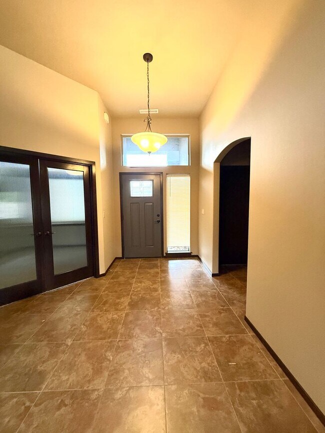 Foto del edificio - 4 bed 2 Bath off Keene