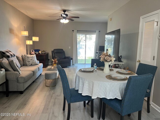 Foto del edificio - 385 Scrub Jay Dr