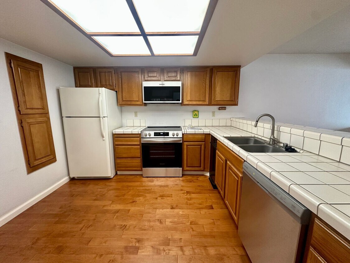 Foto principal - 2 bedroom, 2.5 bathroom townhouse with pri...