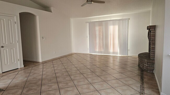 Foto del edificio - Rare Single-Level 3BR Home w/ Yard & 2-Car Garage