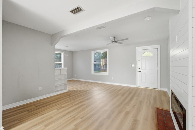 Building Photo - 2114 Merrill Ave