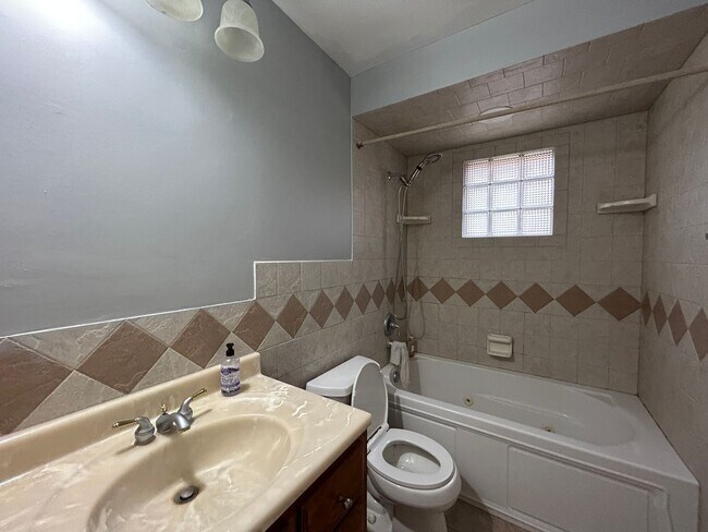Building Photo - 3 bed, 2 bathroom home