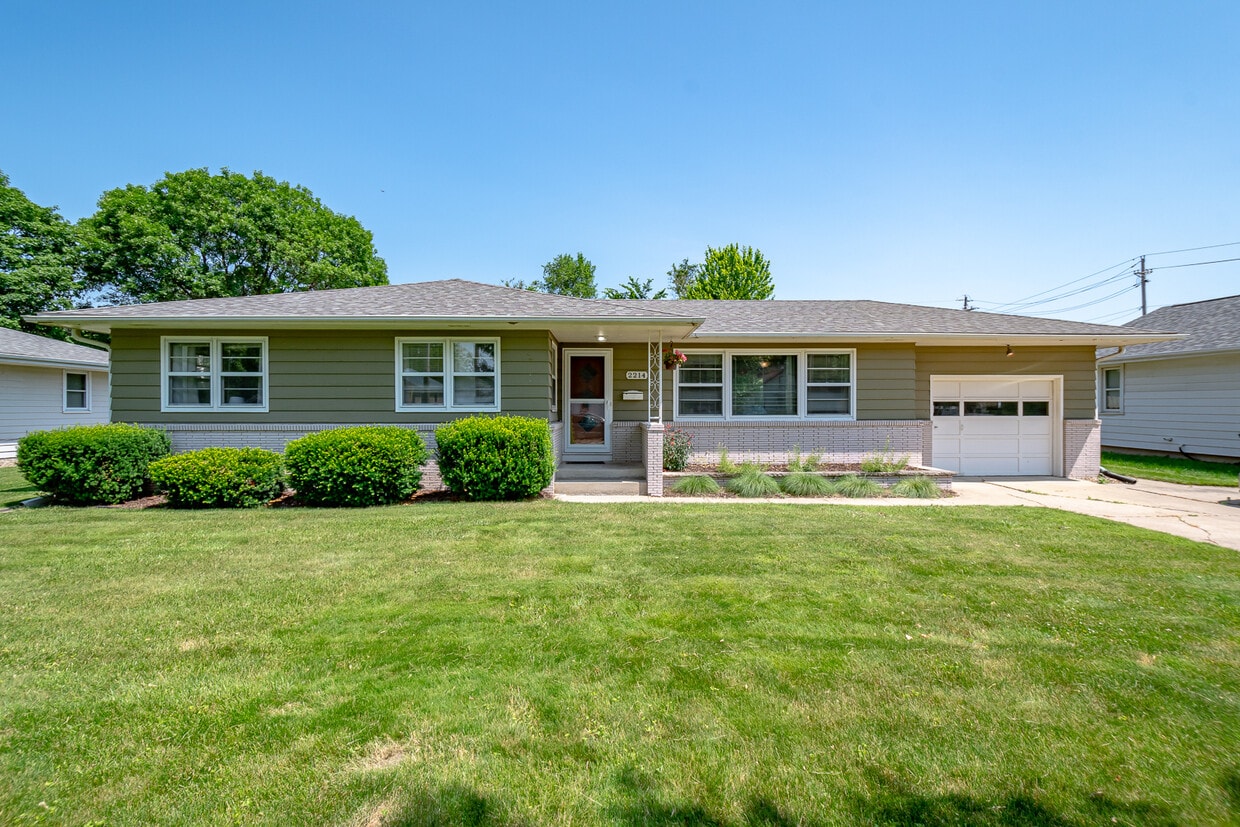 Photo - 2214 H St (Iowa City, IA)