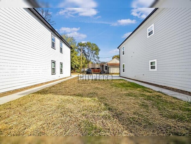 Foto del edificio - 2801 E Riverside Dr