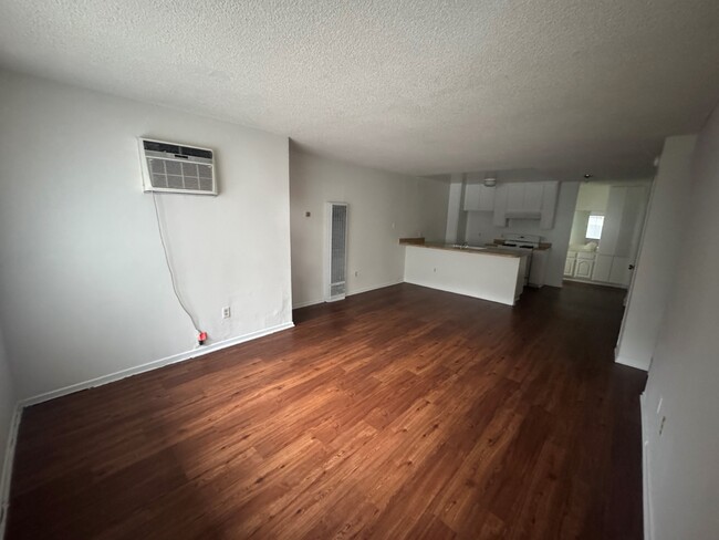 Building Photo - 21121 Bassett St #2 Canoga Park, Ca 91303