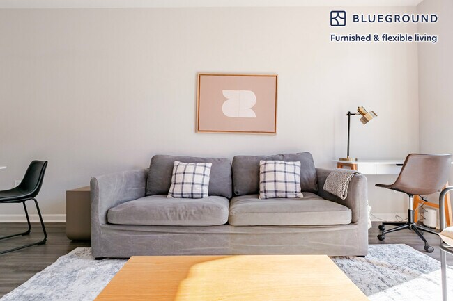 Foto del edificio - 5684 Bay St