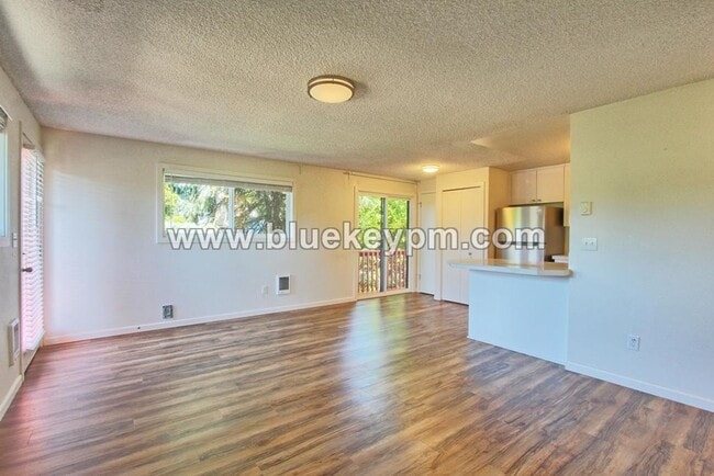 Building Photo - 2 Bed, 1 Bath Unit on 2nd Floor of a Tri-Plex in Sellwood