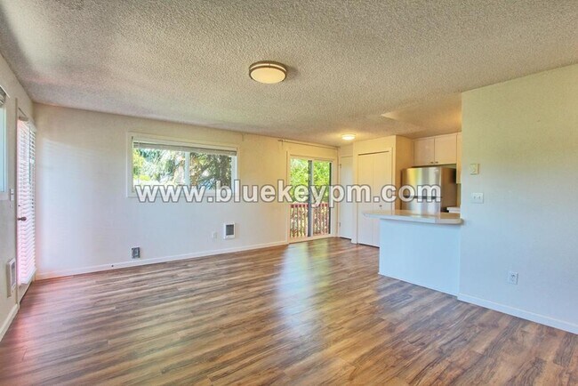 Foto del edificio - 2 Bed, 1 Bath Unit on 2nd Floor of a Tri-Plex in Sellwood