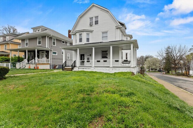 Foto del edificio - 6BR / 5BA Single-Family Home | 2,663 Sq Ft | Private Driveway | Deck | $4,200/mo Spacious 6-bedro...