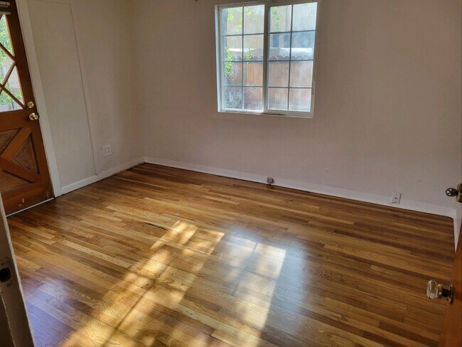 Building Photo - Anderson Duplex