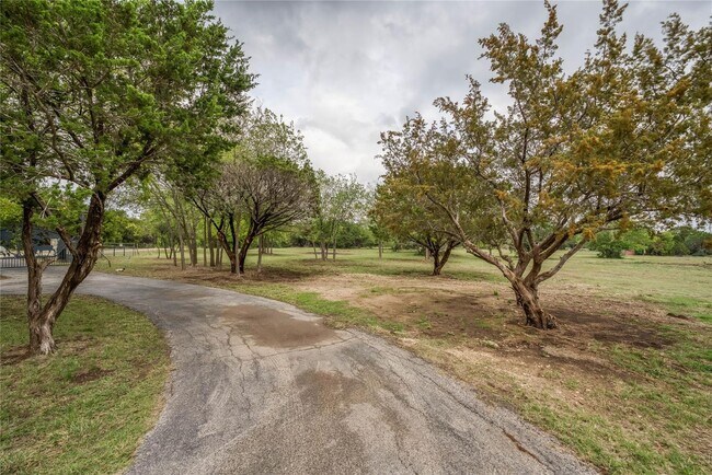 Foto del edificio - Gated Entry 5 bedroom, 3.5 Bath Home on 16+ Acres in Cleburne - Bring your horses and cattle!