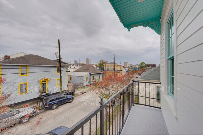 Building Photo - 913 N Robertson St