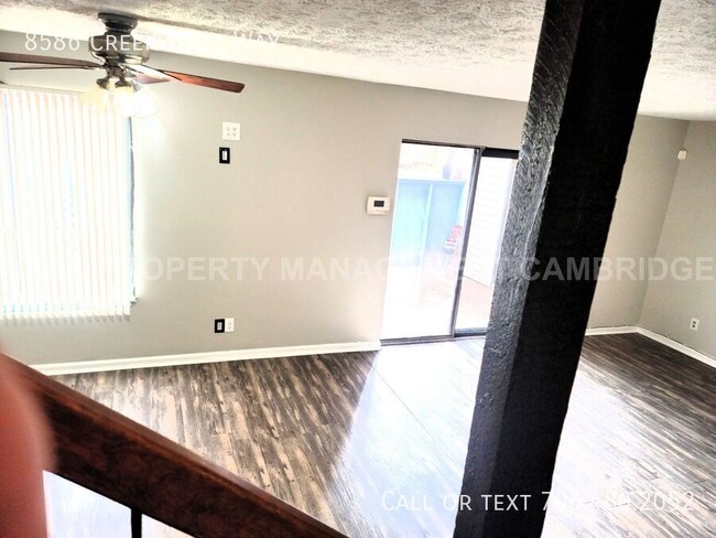 Foto del edificio - 8586 Creekwood Way