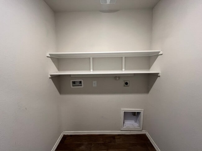 Building Photo - 413 Middle Grn Lp
