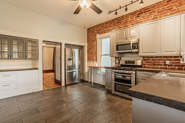 Building Photo - Exceptional 3 Bed 2 Bath Home Near Sloan's...