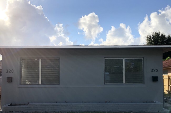 Frente del dúplex - 320 NW 34th Ave