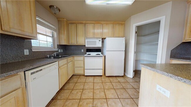 Building Photo - 1422 Western Oaks Ct