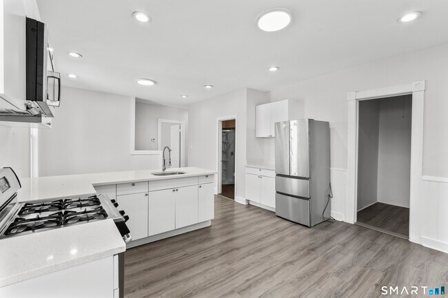 Building Photo - 394 Gregory St