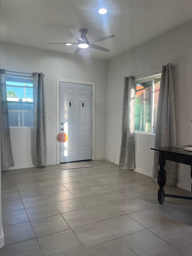 Luz natural - 10500 Hayvenhurst Ave