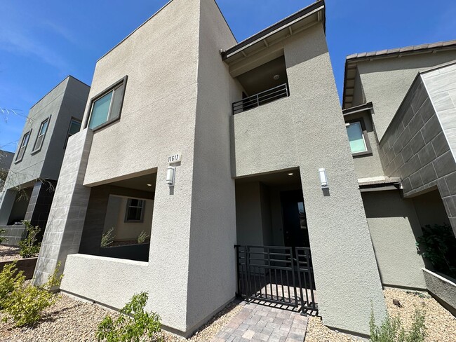 Building Photo - Spectacular Townhome in the newest Summerl...