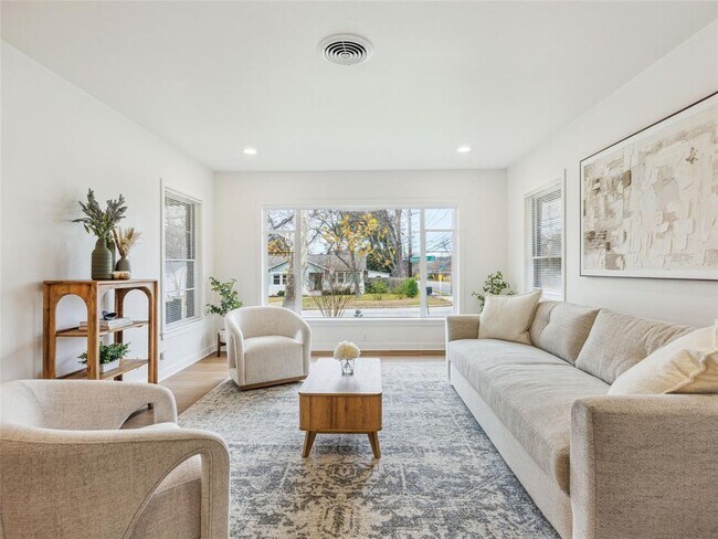 Foto del edificio - 5807 Shoalwood Ave