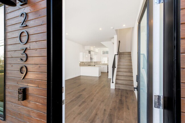 Foto del edificio - South Seattle Newer Townhome - Great location and floorplan