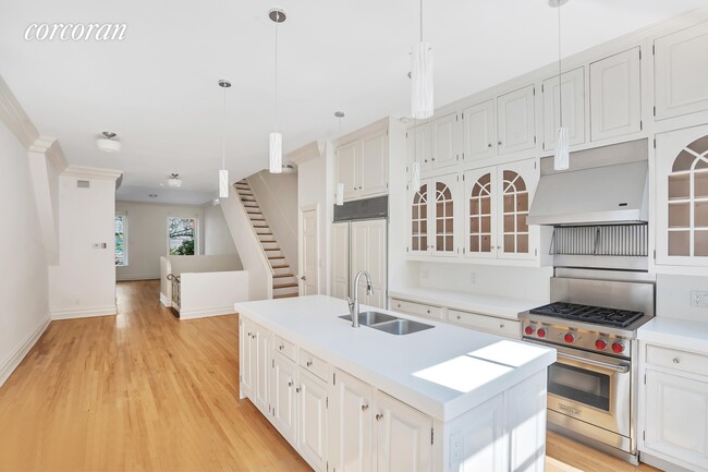 Building Photo - 157 W 83rd St